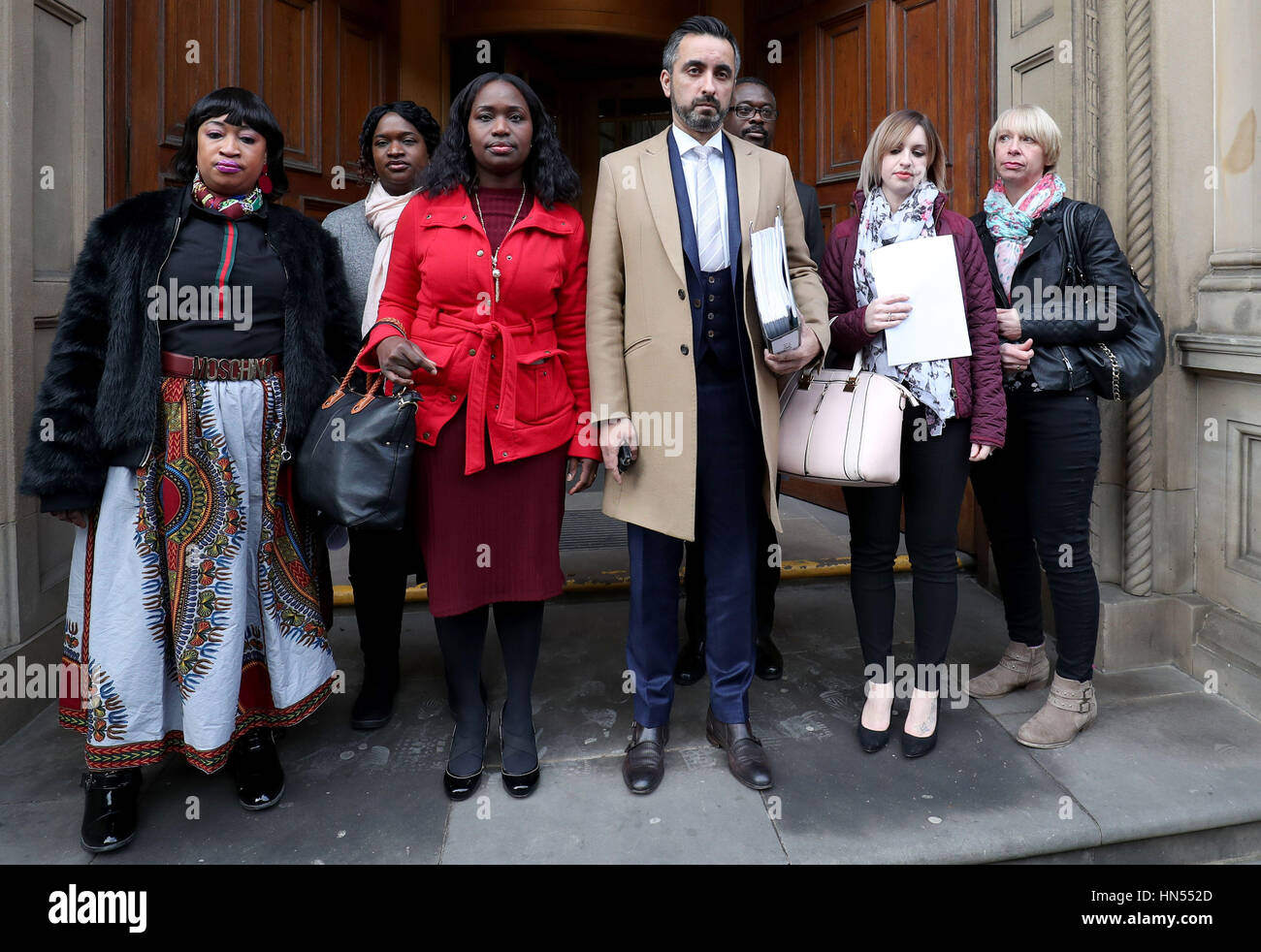 I familiari del compianto Sheku Bayoh, morto in custodia della polizia, al di fuori del Crown Office a Edimburgo dopo l incontro con il Signore avvocato. Da sinistra a destra: Signor Bayoh sorelle Bayoh Kosna, Adama Jalloh e Kadi Johnson, famiglia solicitor Aamer Anwar, Ade Johnson (cognato del signor Bayoh), Collette Campana (partner del signor Bayoh) e Lorraine Campana (madre di Collette campana). Foto Stock