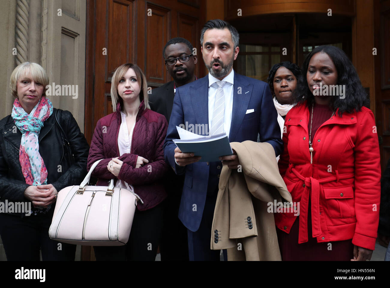 Solicitor Aamer Anwar recita un comunicato per i media al di fuori del Crown Office a Edimburgo dopo i familiari del compianto Sheku Bayoh, morto in custodia della polizia, si sono incontrati con il Signore avvocato. Da sinistra a destra: Lorraine Campana (madre di Collette campana), Collette Campana (partner del signor Bayoh), Ade Johnson (cognato del signor Bayoh), Aamer Anwar, e il signor Bayoh sorelle Adama Jalloh e Kadi Johnson. Foto Stock