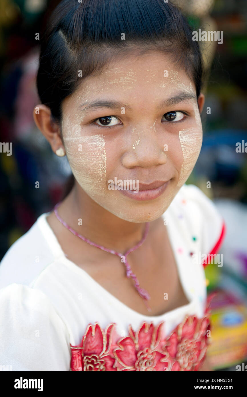 Myanmar (ex Birmania). Lo Stato di Karen. Un hpa. Ritratto di un giovane birmano ragazza ricoperta di thanaka Foto Stock