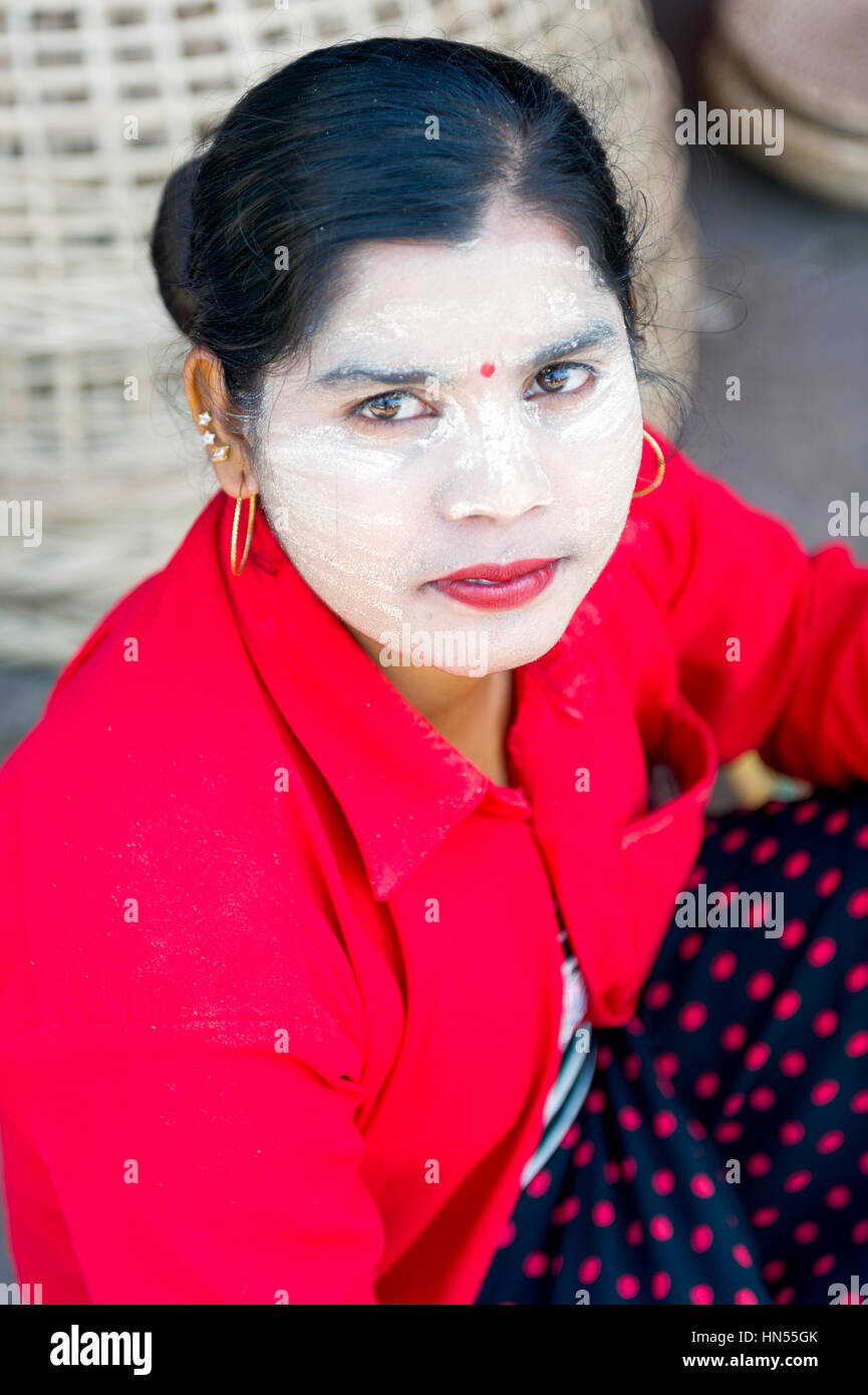 Myanmar (ex Birmania). Lo Stato di Karen. Un hpa. Ritratto di una donna birmano coperti di thanaka Foto Stock