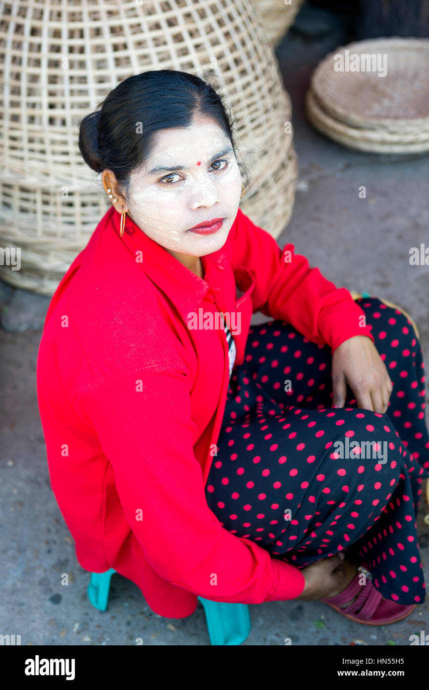 Myanmar (ex Birmania). Lo Stato di Karen. Un hpa. Ritratto di una donna birmano coperti di thanaka Foto Stock