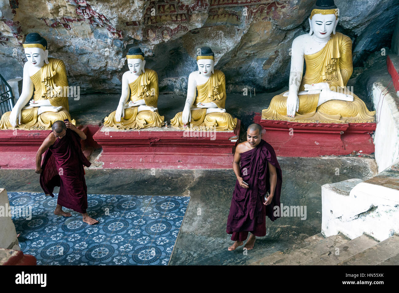 Myanmar (ex Birmania). Stato Kayin (stato Karen). HPa AN. I monaci visitano la grotta di Kaw Gon (Kaw Goon), datata 7 ° secolo Foto Stock