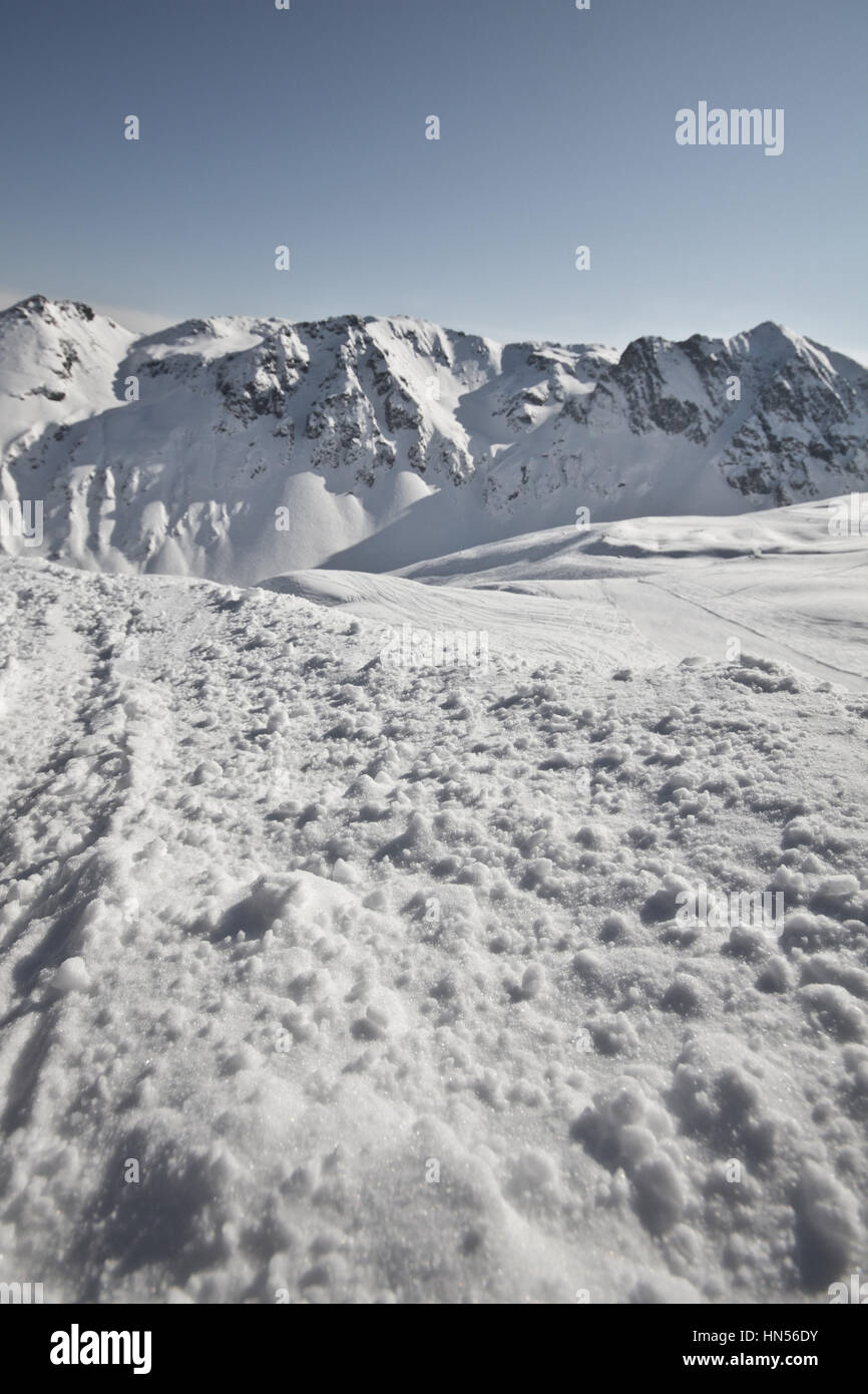 Montafon - tempo splendido per sport invernali azione in Austria. Ottima vista su alcune catene montuose e picchi in un fantastico paesaggio di neve. Snowboard Foto Stock