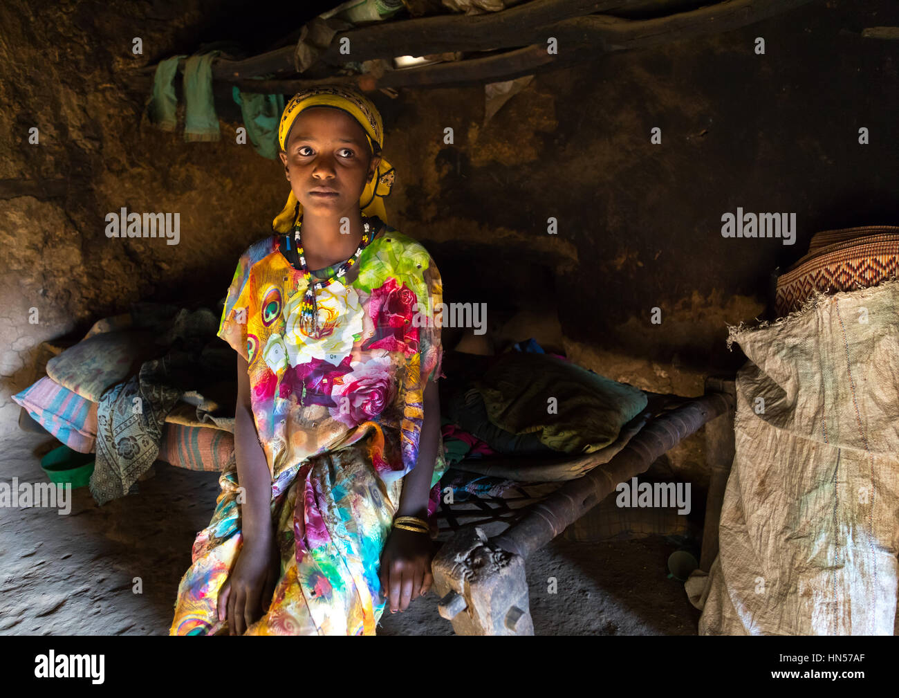 Ragazza dentro casa sua in un tradizionale Argoba case di pietra villaggio, Harari Regione, Koremi, Etiopia Foto Stock