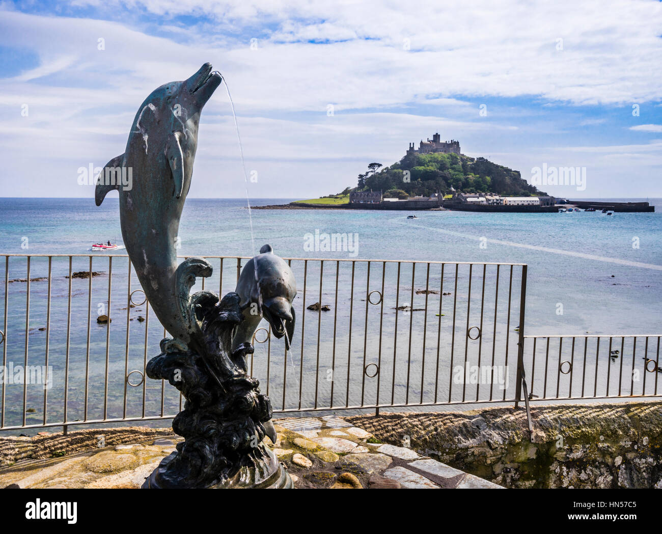 Regno Unito, Sud Ovest Inghilterra, Cornwall, fontana dei Delfini a Marazian con vista di San Michele di monte Foto Stock