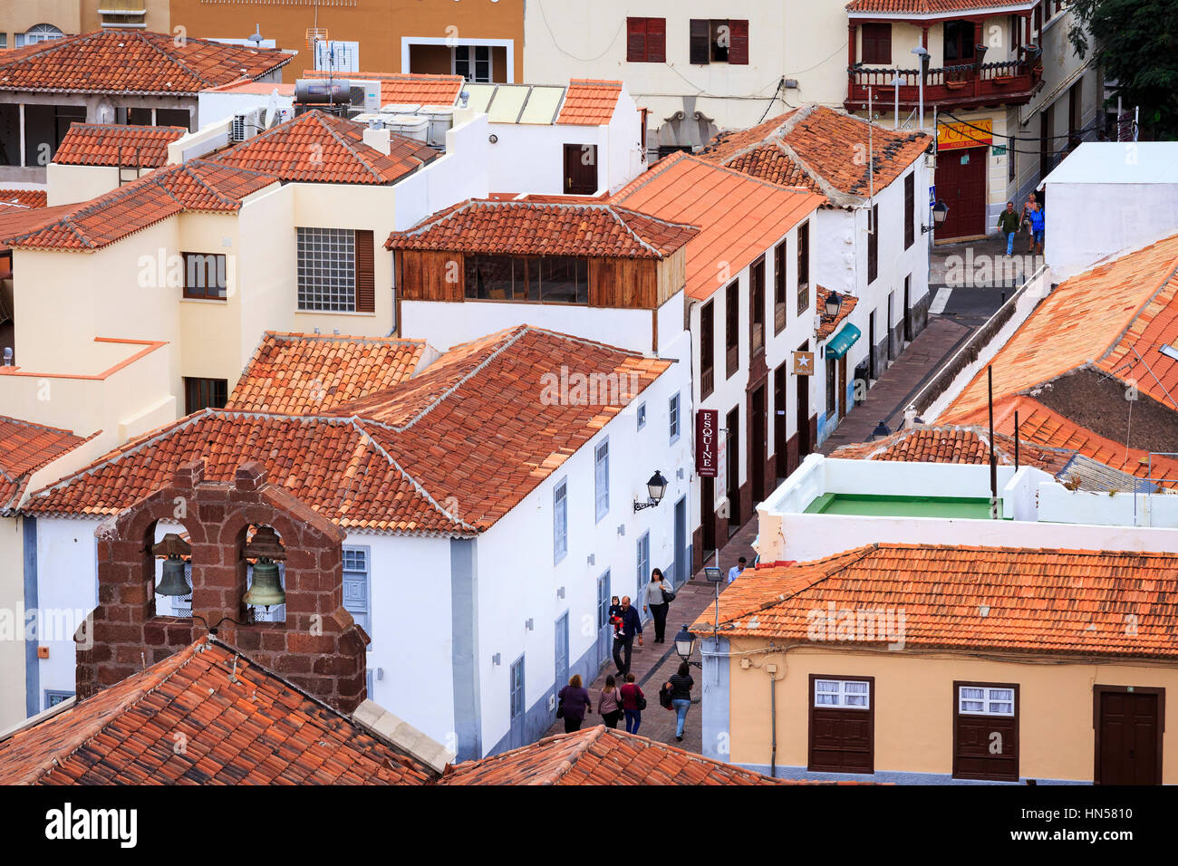 Guardando verso il basso sulla San Sebastian con tetti in terracotta,, La Gomera, isole Canarie Foto Stock