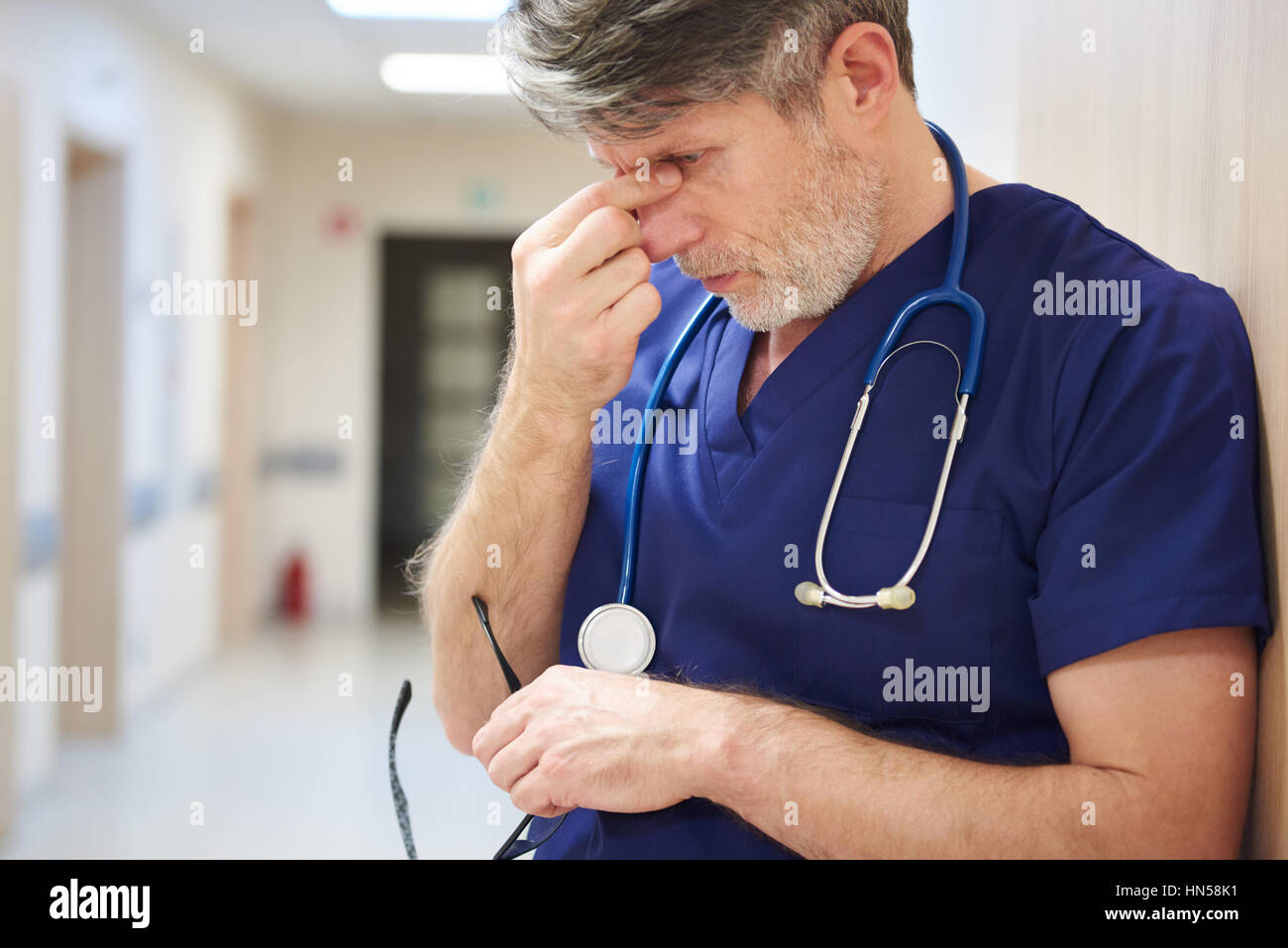 Coppia medico stanco dopo una lunga giornata Foto Stock