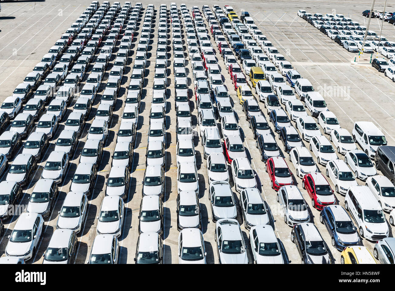 Barcellona, Spagna - 21 Giugno 2016: nuove autovetture e furgoni di Renault, Volkswagen e Kia brand di nave nel porto di Barcellona Foto Stock