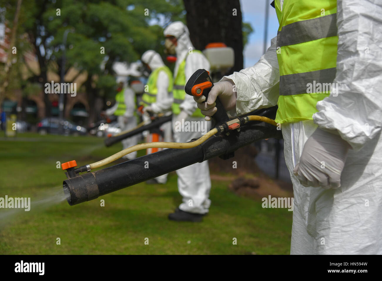 Buenos Aires, Argentina - 3 Marzo 2016: i dipendenti del Ministero dell Ambiente e spazio pubblico fumigare per Aedes aegypti zanzare. Foto Stock