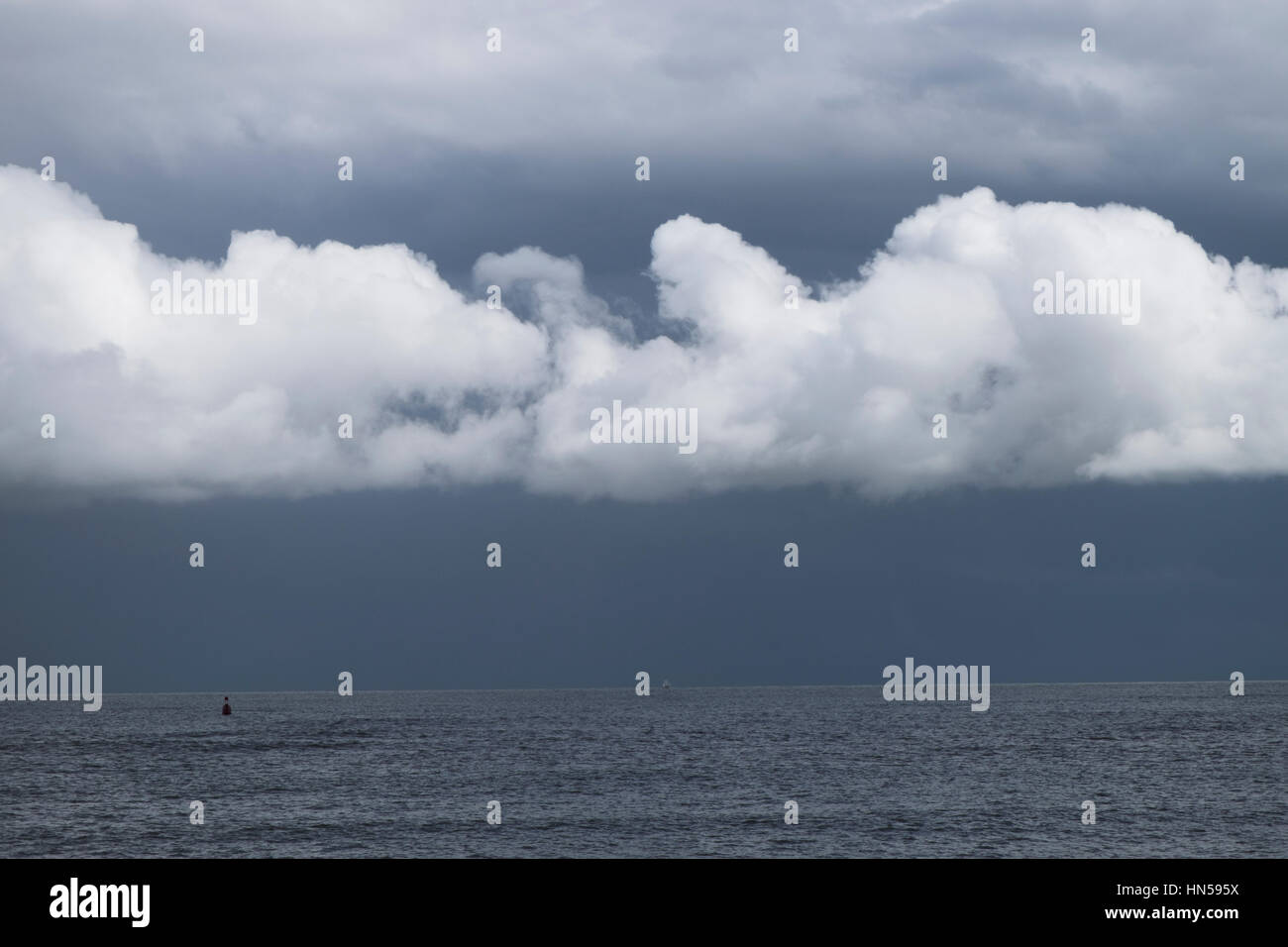 Nuvole sopra il mare del Nord vicino alla strada di ciottoli, Suffolk, Regno Unito. Foto Stock