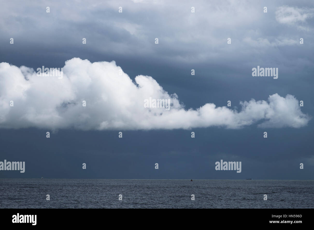 Nuvole sopra il mare del Nord vicino alla strada di ciottoli, Suffolk, Regno Unito. Foto Stock