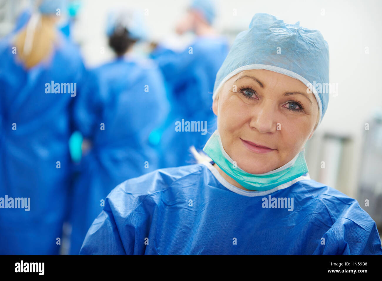 Femmina matura chirurgo nel cappuccio chirurgico Foto Stock