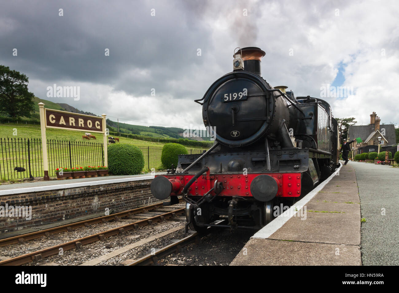 5199 Stanier motore a vapore lasciando la stazione Carrog azionato da Llangollen Railway Society, offrendo gite turistiche Foto Stock