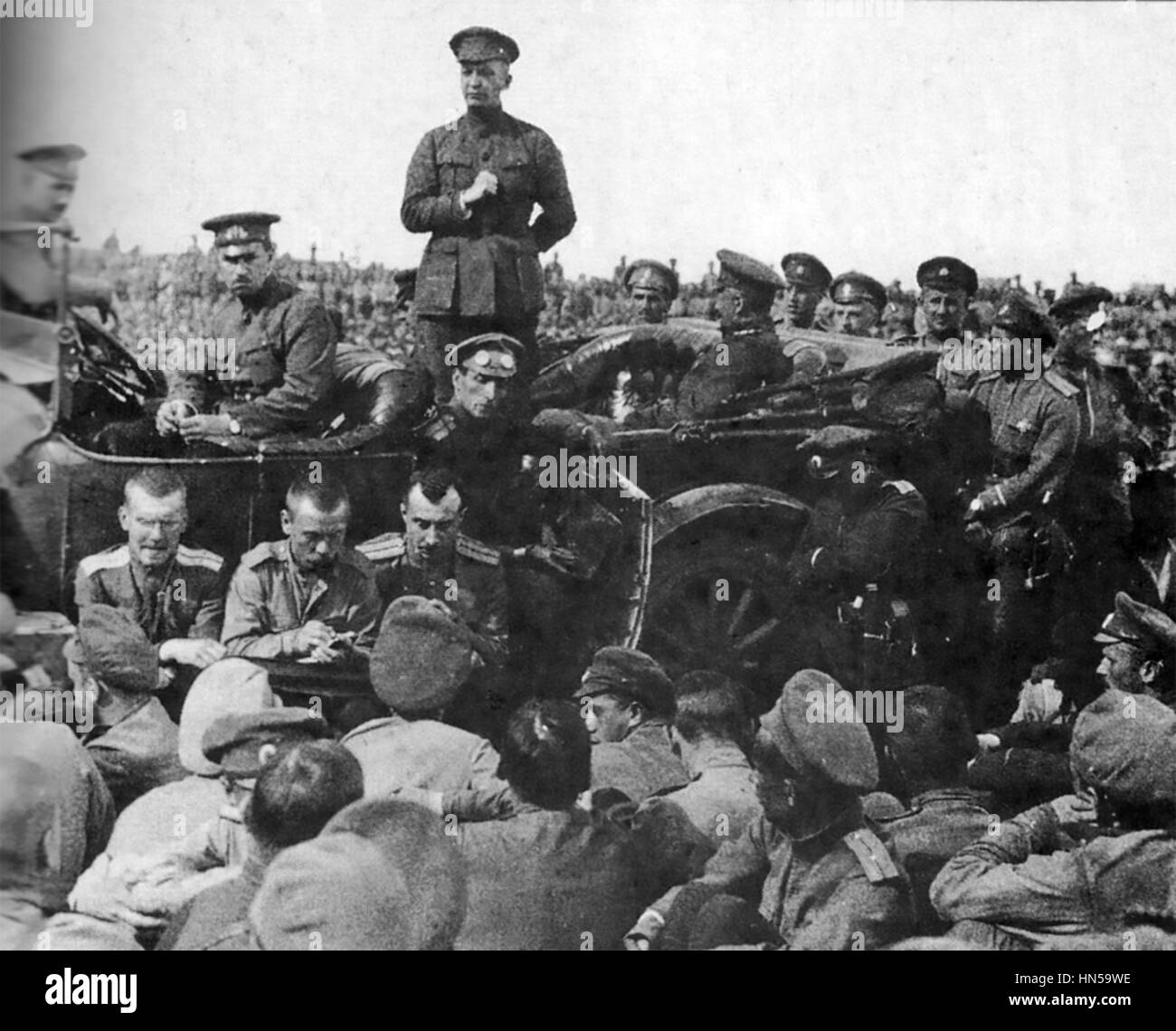 ALEXANDER KERENSKY (1881-1970) affrontare i soldati russi come ministro della guerra nel maggio 1917. Foto: SIB Foto Stock