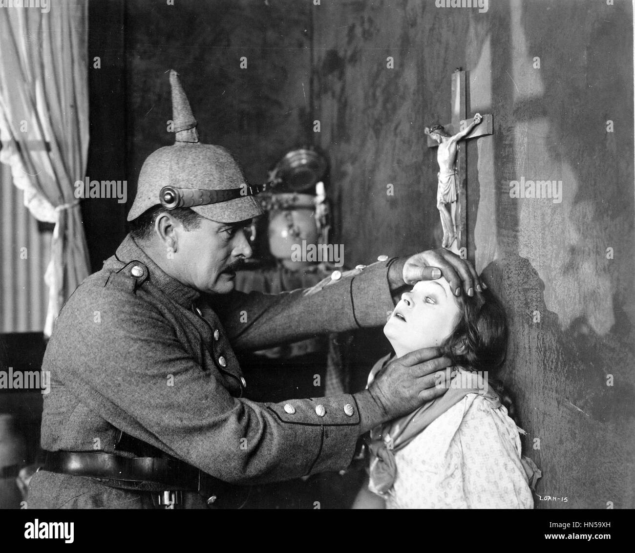 MAE MARSH (1894-1968) US attrice cinematografica di Samuel Goldwyn's 1918 Liberty prestito film "prendere lo zio Sam per giocare la mano". Mae riproduce una ragazza belga minacciato da un soldato tedesco. Foto Stock