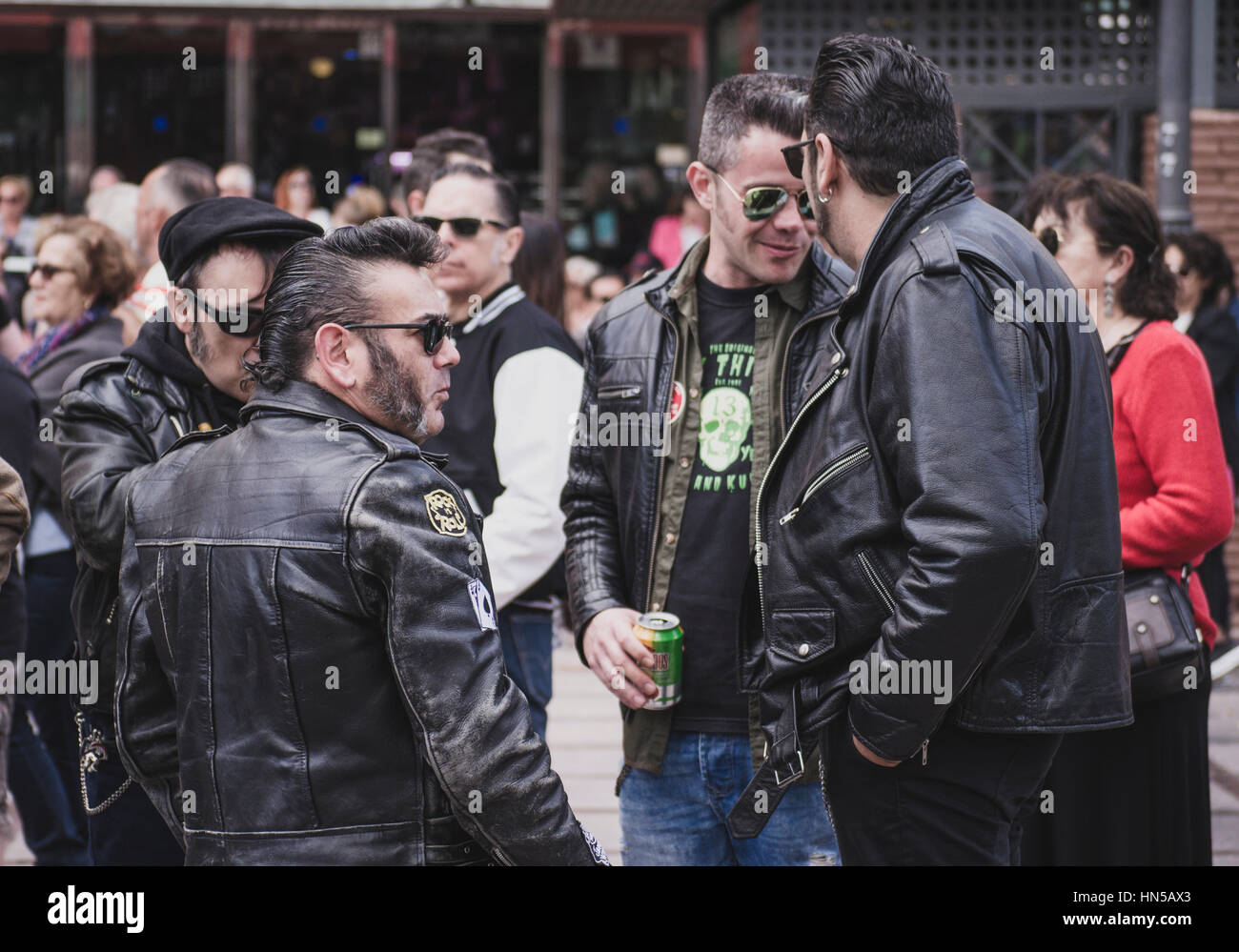 Gli uomini in stile anni cinquanta a 2016, bilancieri, Rockabilly Festival, Rockin gara Jamboree, Torremolinos, Andalusia, Spagna. Foto Stock