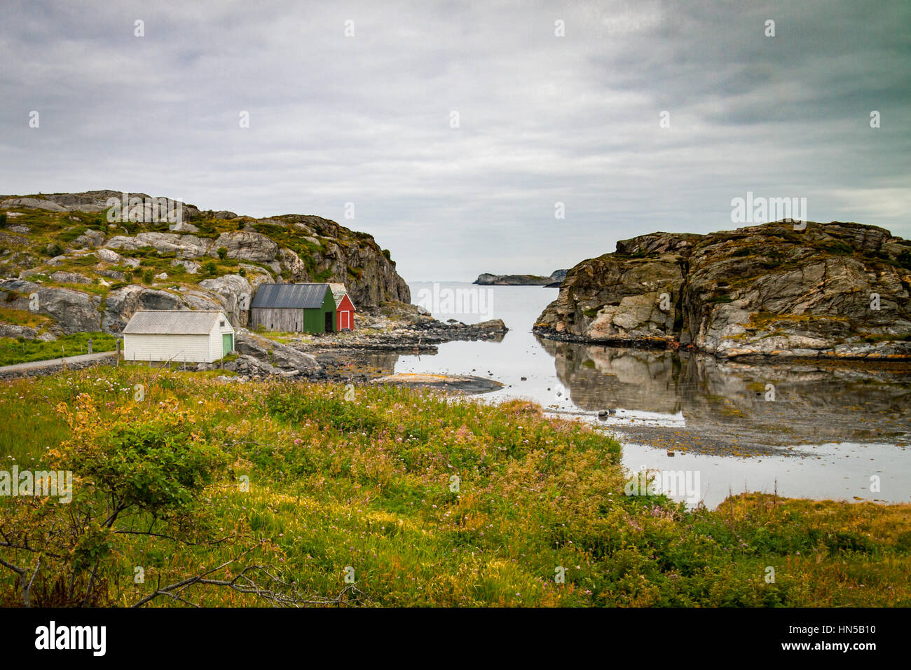 Il paesaggio costiero, barca case accanto al naturale approdo sicuro quando la marea è in Foto Stock