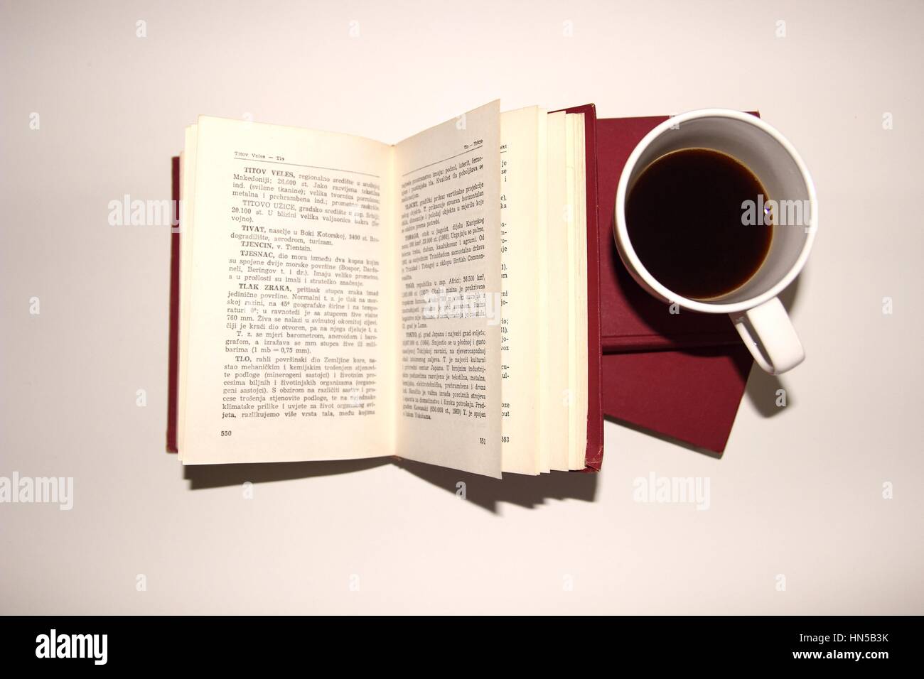 Il caffè e il libro su sfondo bianco Foto Stock