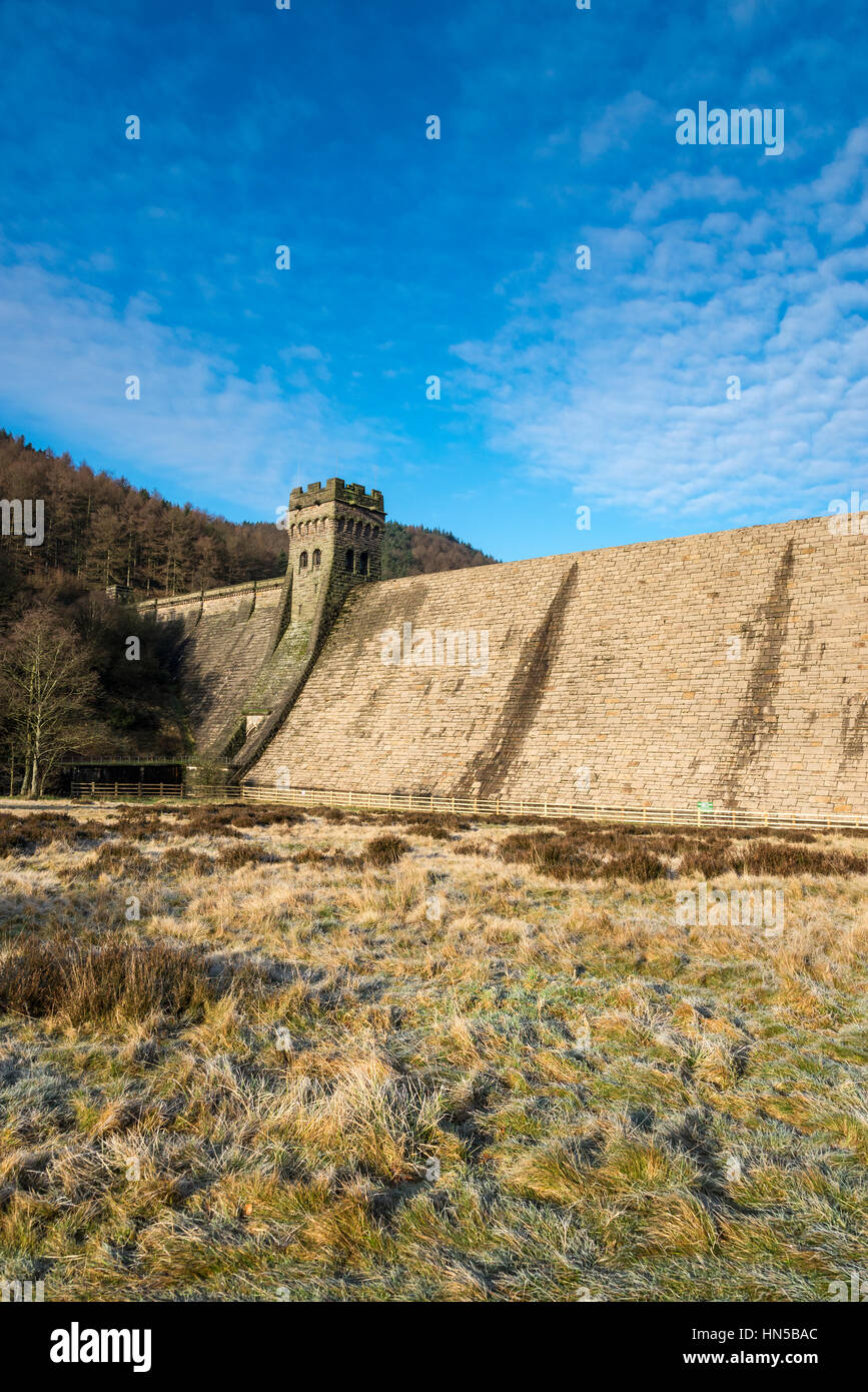 Diga di Derwent a Fairholmes nell'Upper Derwent Valley, Peak District, Derbyshire, Inghilterra Foto Stock