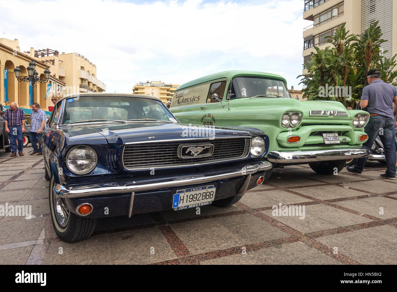 Classic Cars, Ford Mustang 1966, gmc suburban 1959, dagli anni cinquanta in mostra al festival, Rockin gara Jamboree, Torremolinos, Andalusia, Spagna. Foto Stock