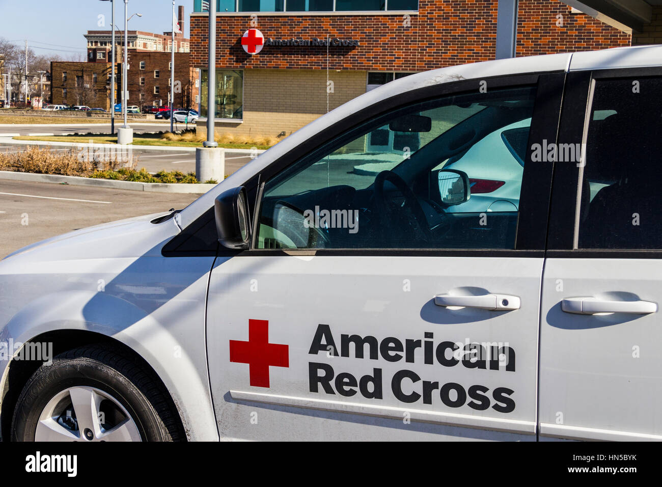 Indianapolis - Circa Febbraio 2017: Croce Rossa Americana Disaster Relief Van. L'Americano Nazionale della Croce Rossa fornisce assistenza di emergenza e di disastro Foto Stock