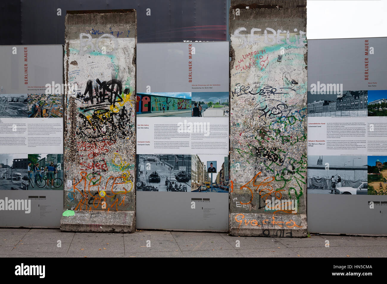 Berlino Germania. Sezione del Muro di Berlino eretto come una mostra. Foto Stock