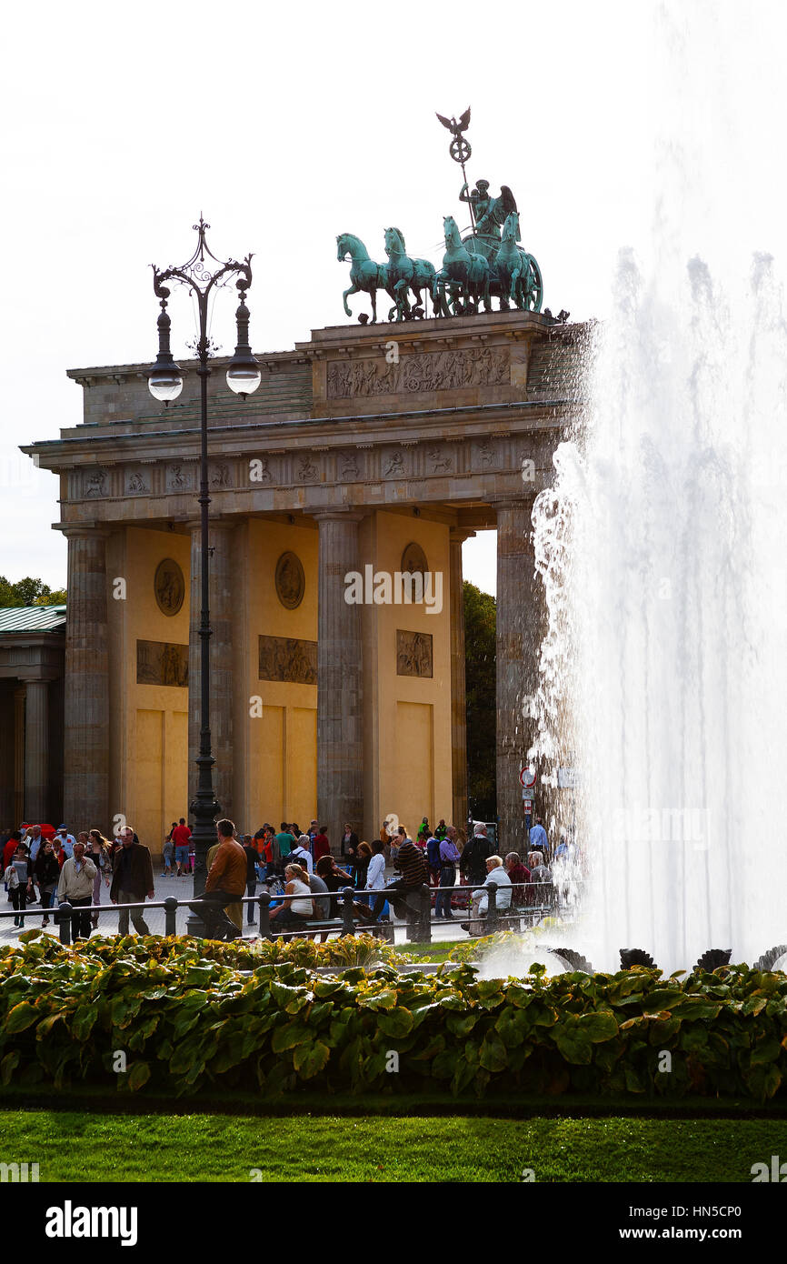Brandenburger Tor (Porta di Brandeburgo) e Pariser Platz Berlino, Germania) Foto Stock