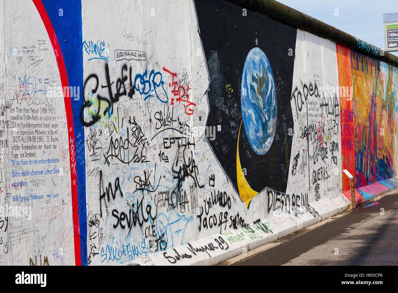 Germania Berlino: una parte del vecchio Muro di Berlino a East Side Gallery Foto Stock