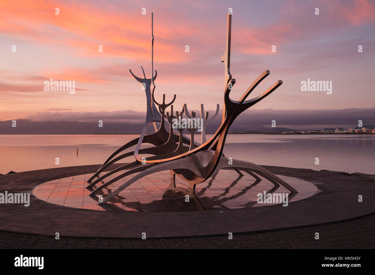 Sun Voyager (Solfar), una nave vichinga scultura in metallo dell'artista Jon Gunnar Arnason, sul lungomare di Reykjavik, Islanda, costruita come un'ode al sole. Foto Stock