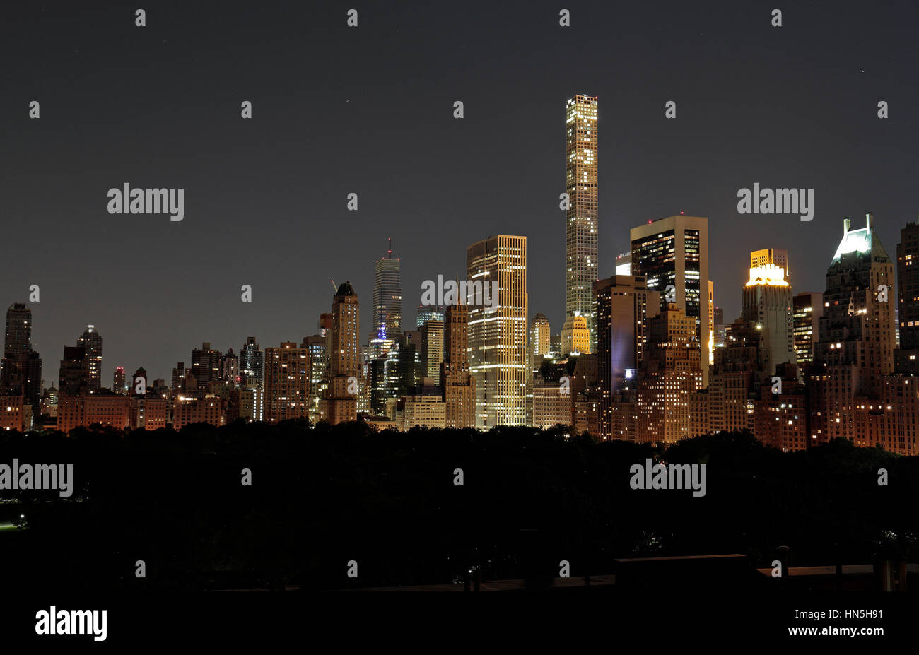 Skyline di New York sopra Central Park compresi 432 Park Avenue, Manhattan, New York, New York, Stati Uniti. Foto Stock