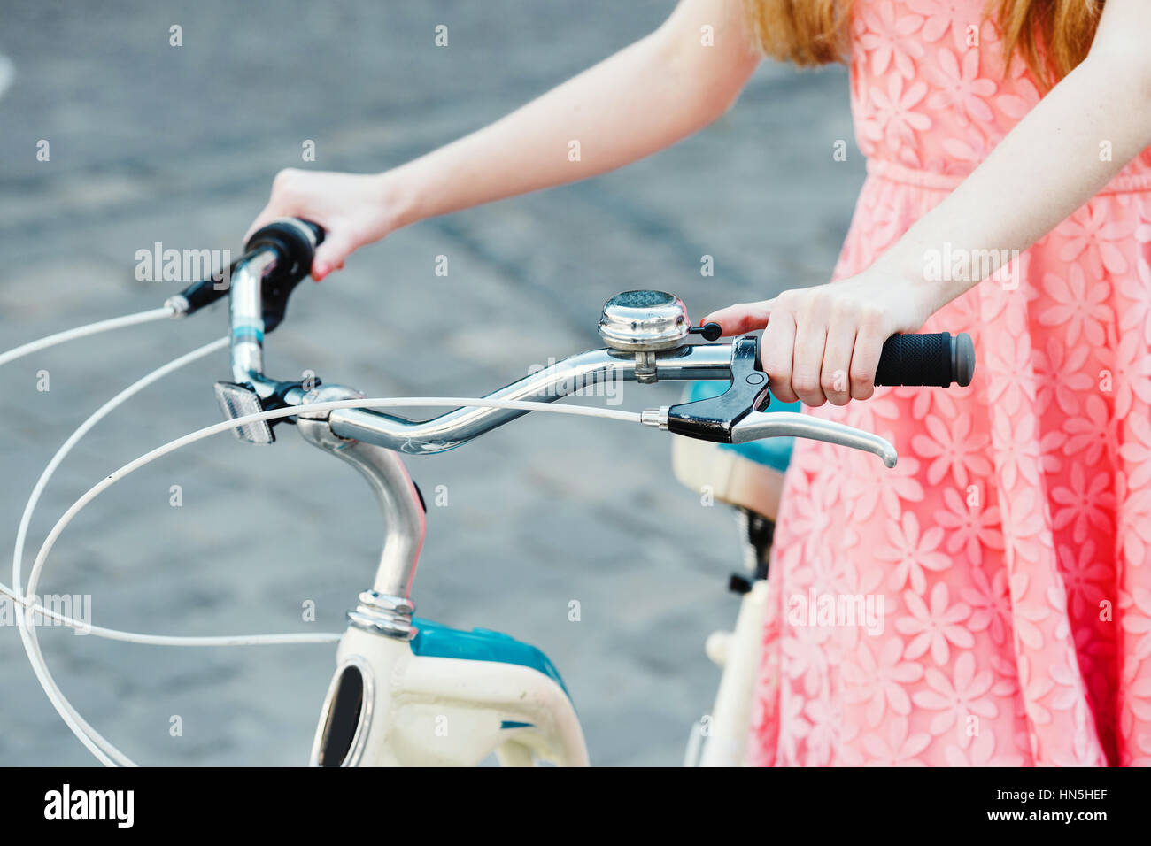 Le mani di una ragazza sul manubrio di bicicletta Foto stock - Alamy