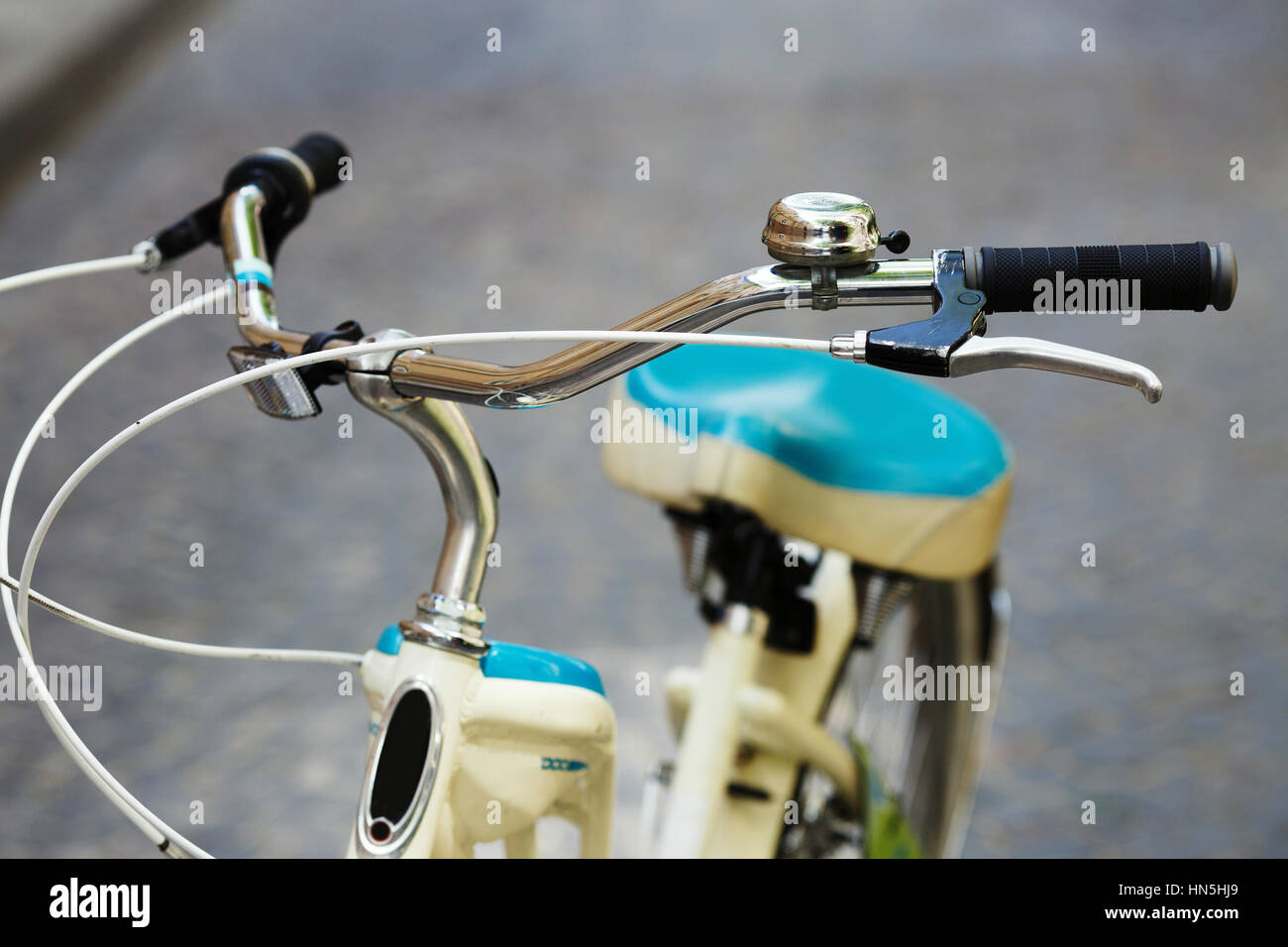 La bicicletta è in piedi sulla strada della vecchia città europea Foto Stock