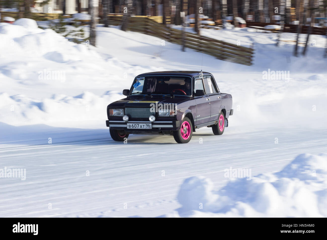 Ekaterinburg, Russia, 22 Gennaio 2017 - I fase "EXTREME ICE 2017' competizioni amatoriali sul lago ghiacciato di 'Balto,' VAZ-2107 auto, il driver è unkno Foto Stock