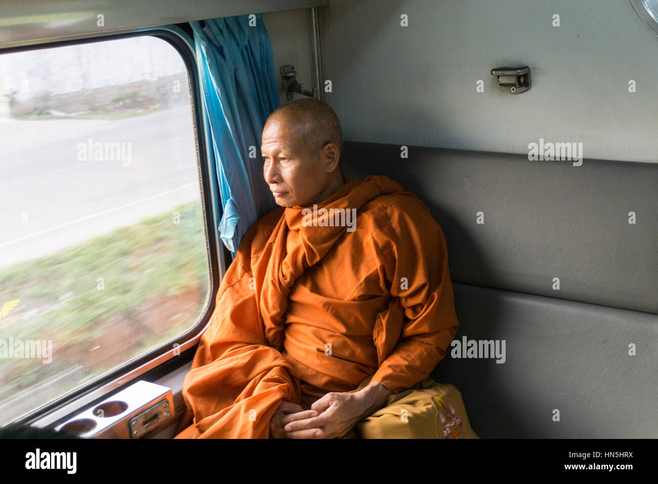 Thai monaco buddista che viaggiano in treno Foto Stock