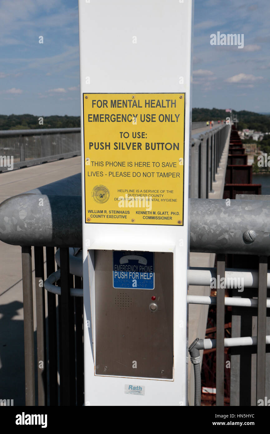 Telefono di emergenza sul marciapiede su Hudson per chi sta pensando a salto del ponte, Poughkeepsie, New York, Stati Uniti. Foto Stock
