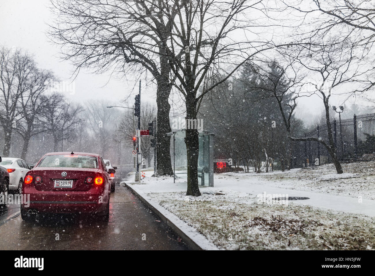 Washington DC, Stati Uniti d'America - 7 Gennaio 2017: inverno tempesta di neve sulla strada con fermo auto e US Naval Observatory Master Clock Time Foto Stock