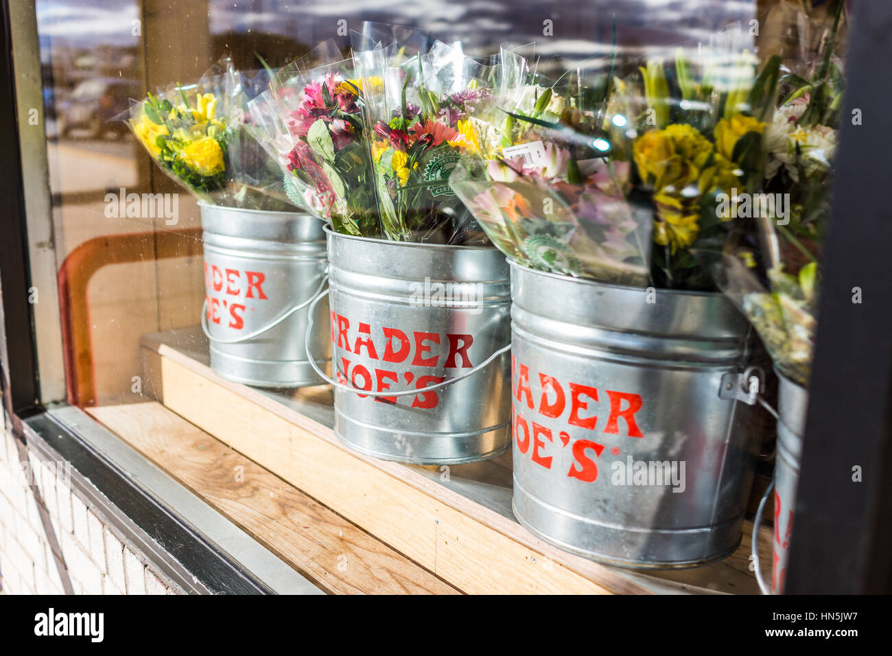 Fairfax, Stati Uniti d'America - 18 Gennaio 2017: secchi di fiori con Trader Joe's segni vista dall'esterno del negozio Foto Stock