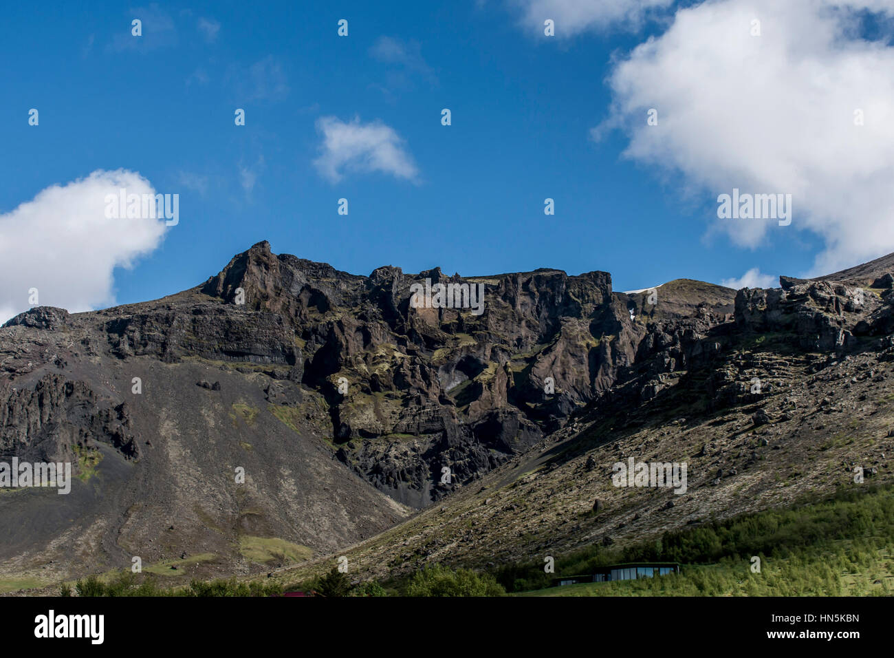 Epico paesaggio surreale in Islanda con erba verde e rocce Foto Stock