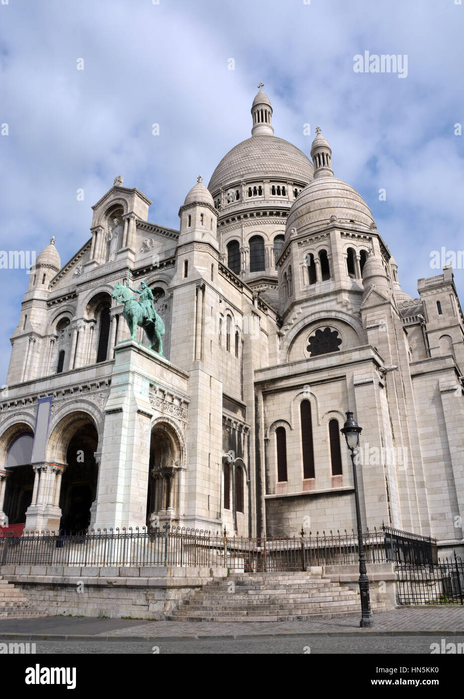 La Chiesa Cattolica del Sacro Cuore nella parte superiore del quartiere Montmartre di Parigi Francia. Foto Stock