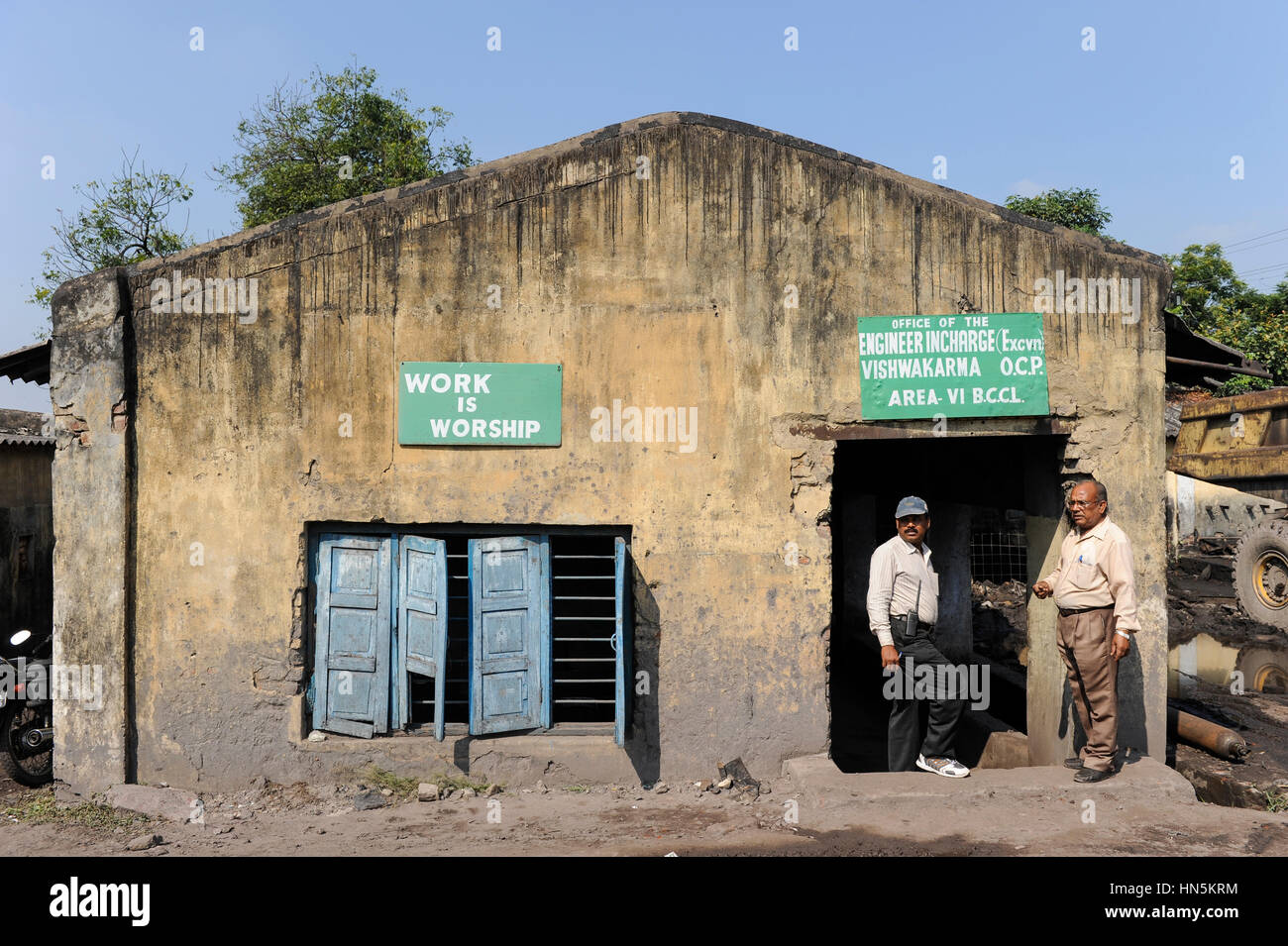 INDIA Dhanbad, a cielo aperto della miniera di carbone di BCCL Ltd è una società di carbone , India , Ufficio di macchina workshop con il cartello con lo slogan del lavoro è il culto / INDIEN Dhanbad , offener Kohle Tagebau von BCCL Ltd. ein Tochterunternehmen von carbone India, Buero der Maschinen Werkstatt Foto Stock