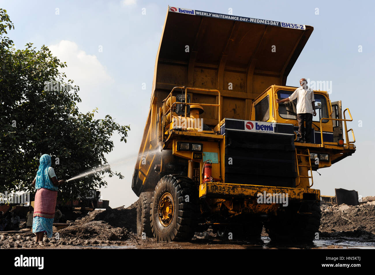 INDIA Dhanbad, estrazione di carbone a getto aperto di BCCL Ltd un'azienda di CARBONE INDIA, officina di manutenzione, lavaggio di un grande dumper BEML Foto Stock