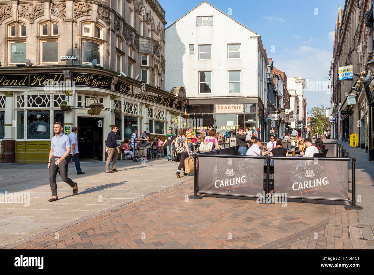 Inizio serata estiva con persone di bere al di fuori in un pub nel centro citta' di Nottingham, Inghilterra, Regno Unito Foto Stock