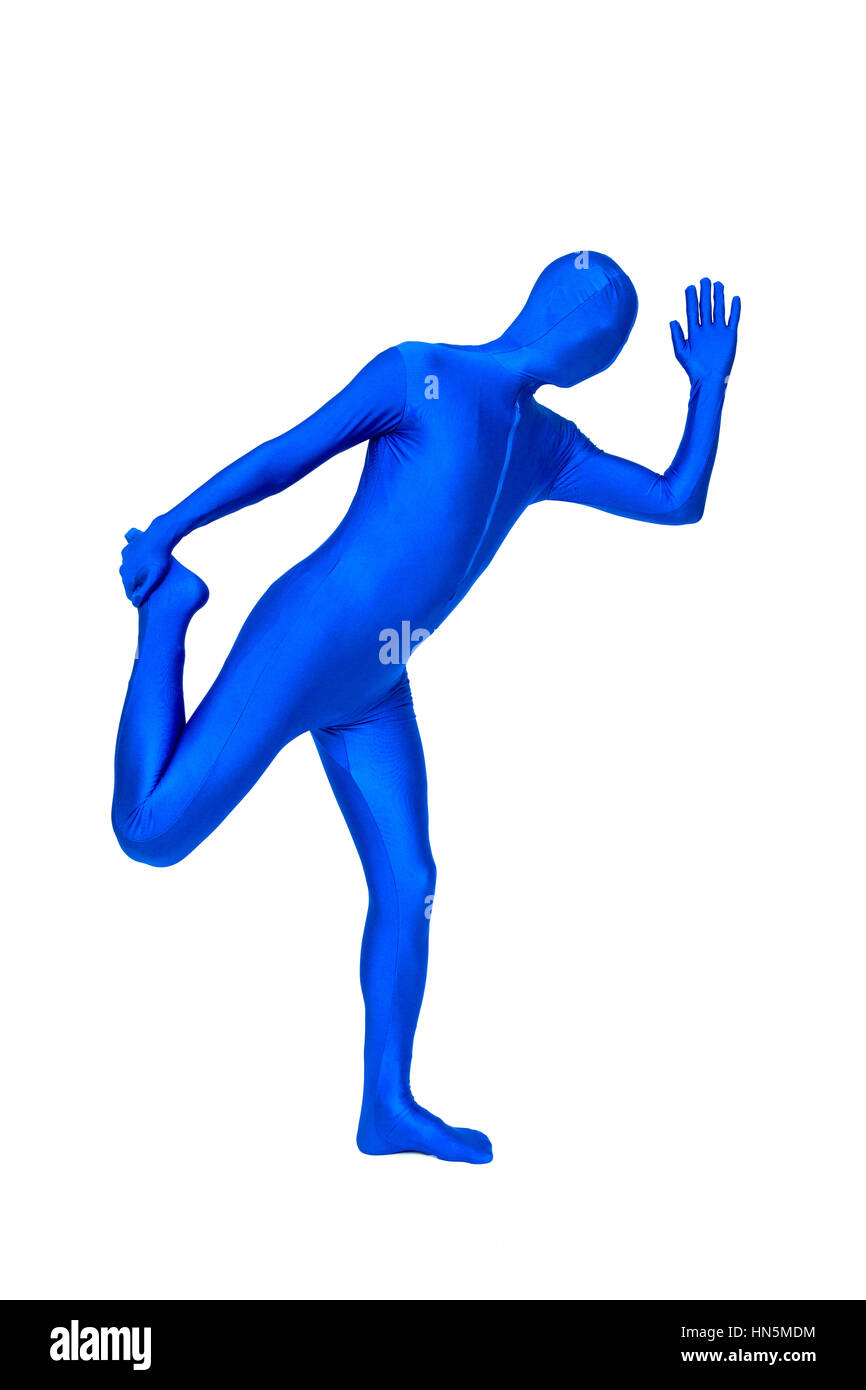 Misterioso uomo blu in morphsuit gamba tenuta isolato su bianco Foto Stock