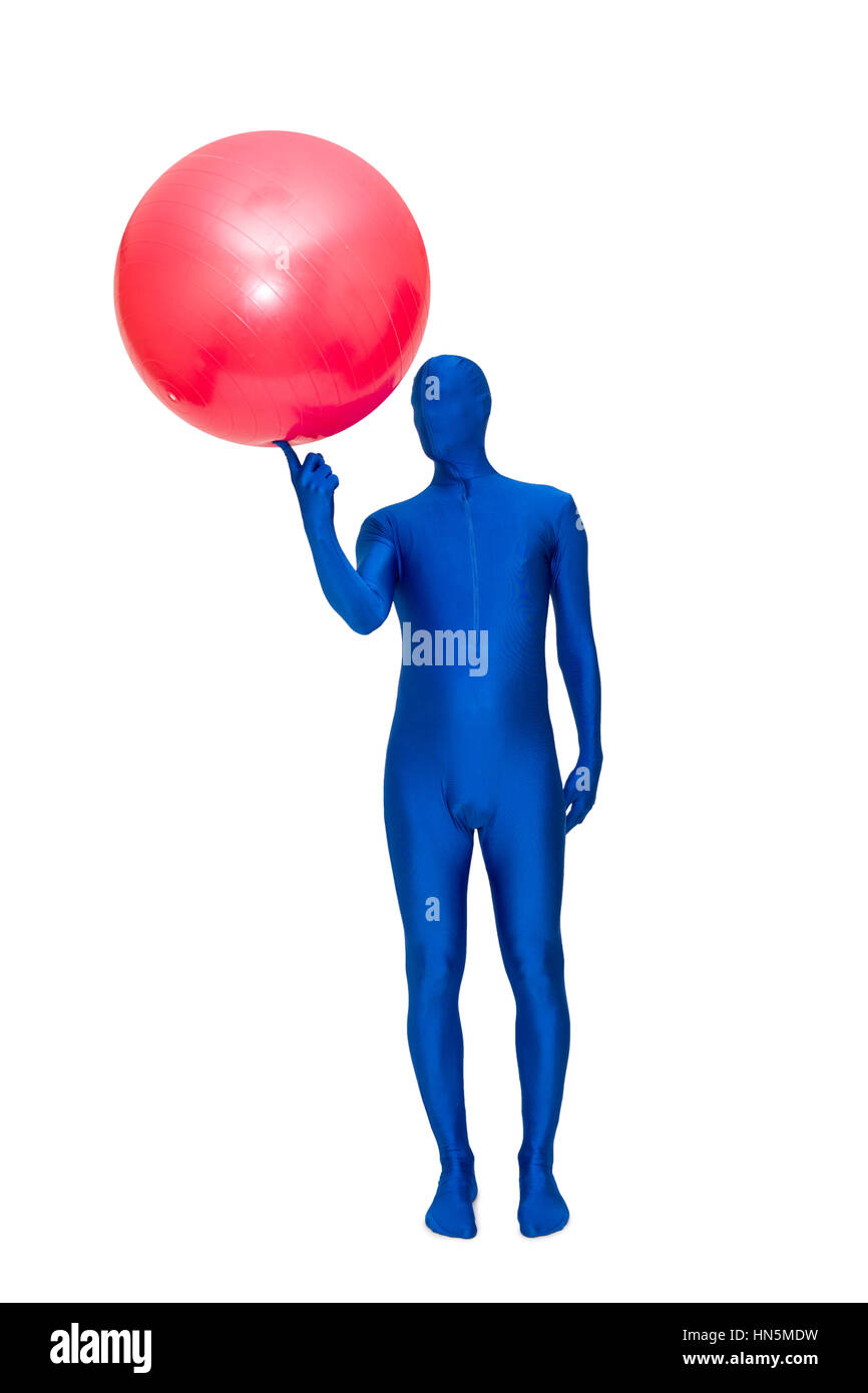 Misterioso uomo blu in morphsuit esercizio con palla pilates isolato su bianco Foto Stock