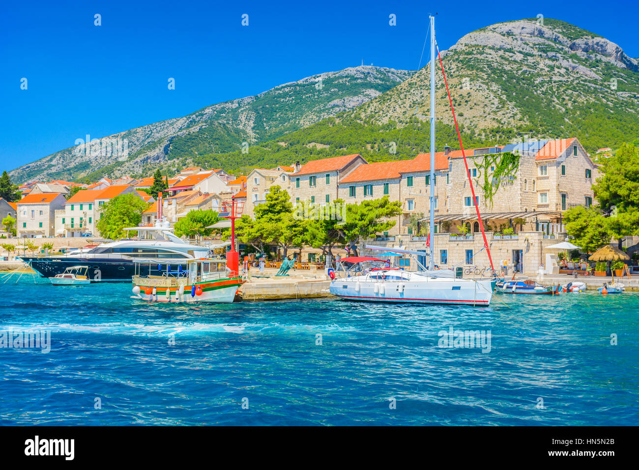 Waterfront estate lungomare di Bol, croato viaggi popolari luoghi. Foto Stock