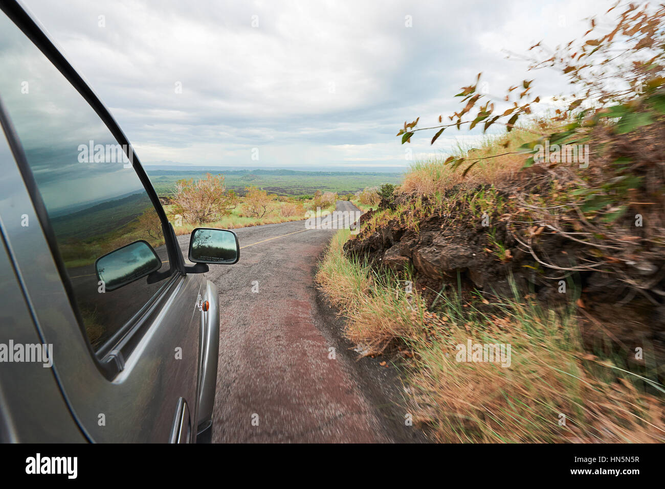 Auto in movimento sulla strada vuota vista dal finestrino posteriore Foto Stock