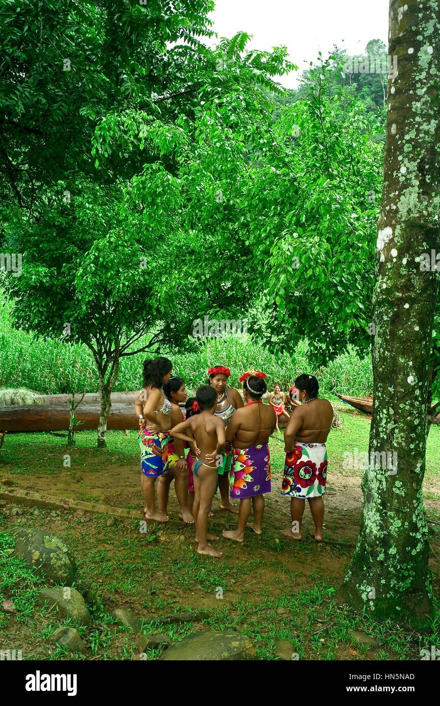 Embera europee sono sparsi in questo deserto di confine, in larga misura protetta nei parchi nazionali, compresi 318,000 acri di Chagres National Park e adjo Foto Stock