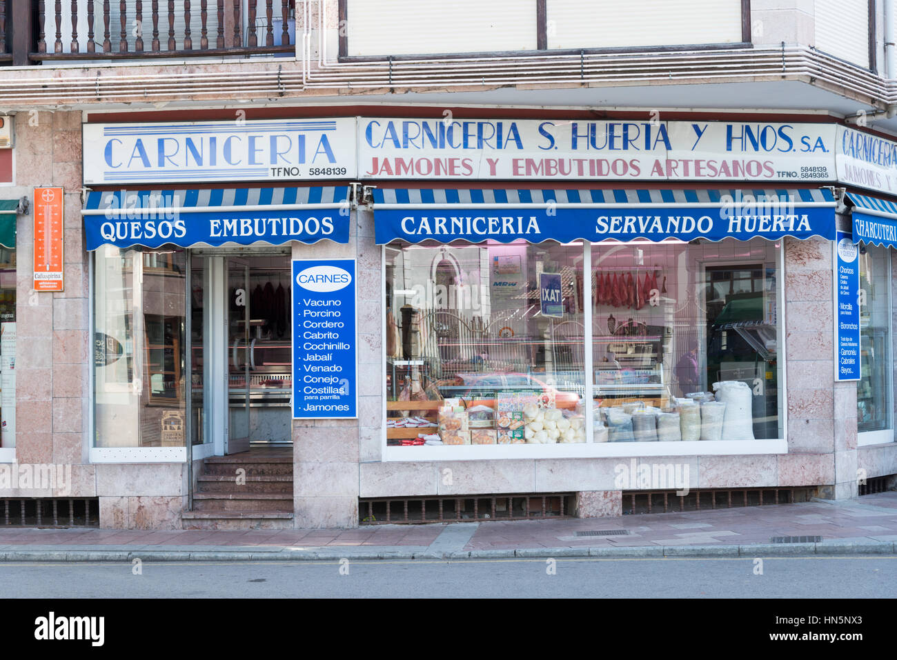 Un negozio di macellaio o Carnicera S Heurta e Hnos vetrina in Cangas de Onis Picos de Europa Spagna Foto Stock