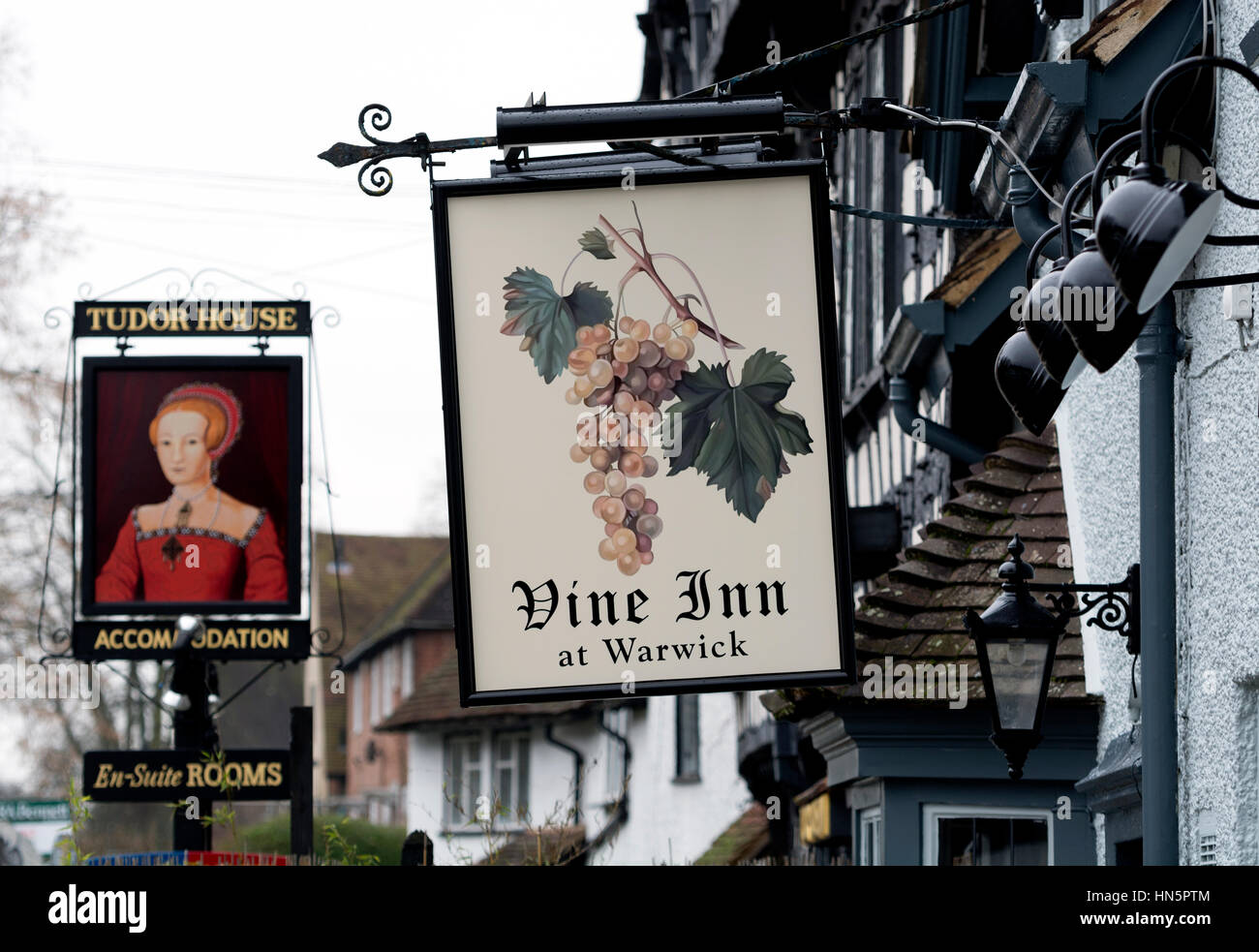 Vine Inn e Tudor House Inn segni, Warwick, Warwickshire, Regno Unito Foto Stock