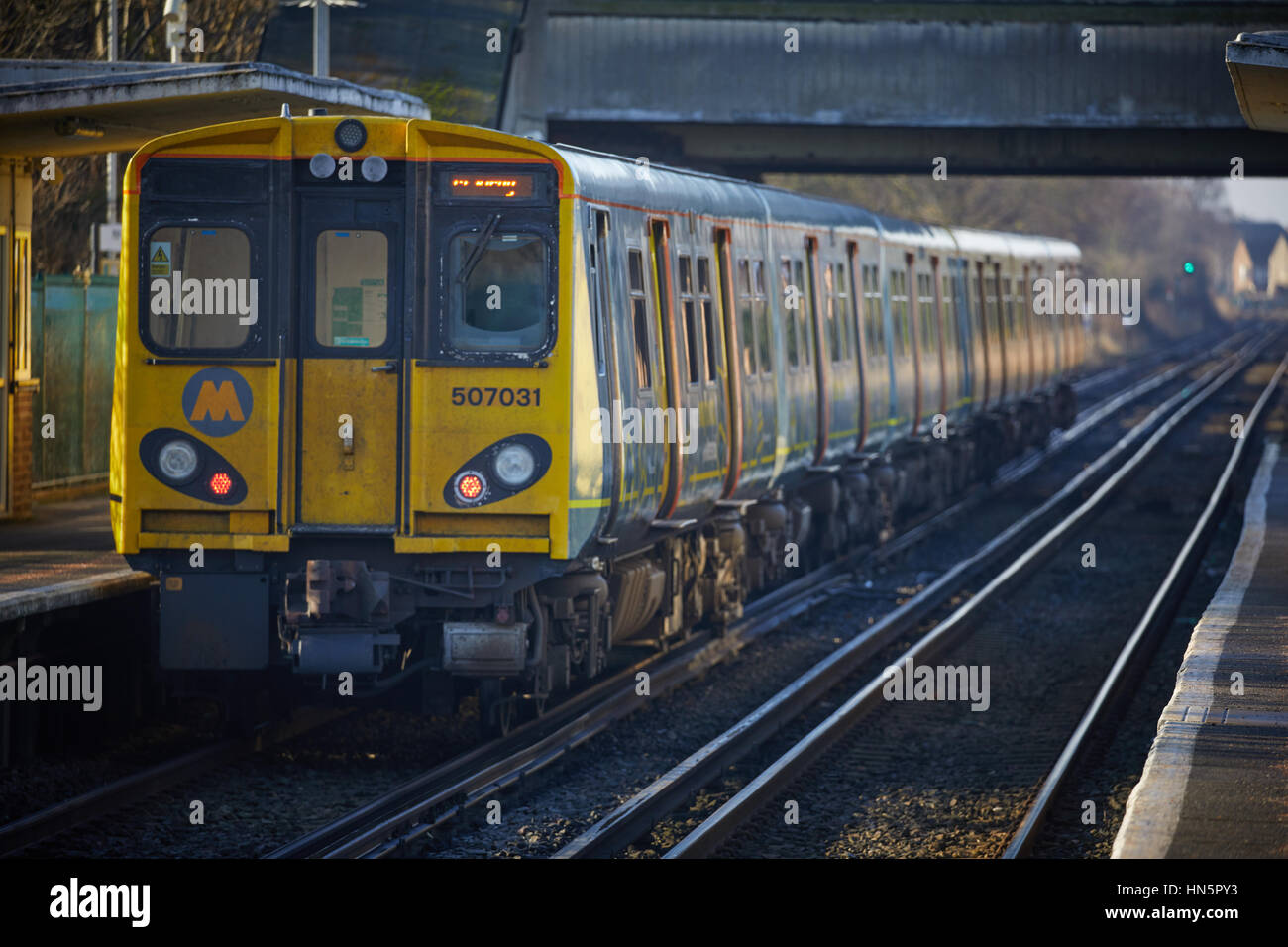 Classe 507 508 UEM terza rotaia Merseyrail elettrico commuter rail network Hoylake Meols dalla stazione di Ciampino, Merseyside, Wirral, Inghilterra, Regno Unito. Foto Stock